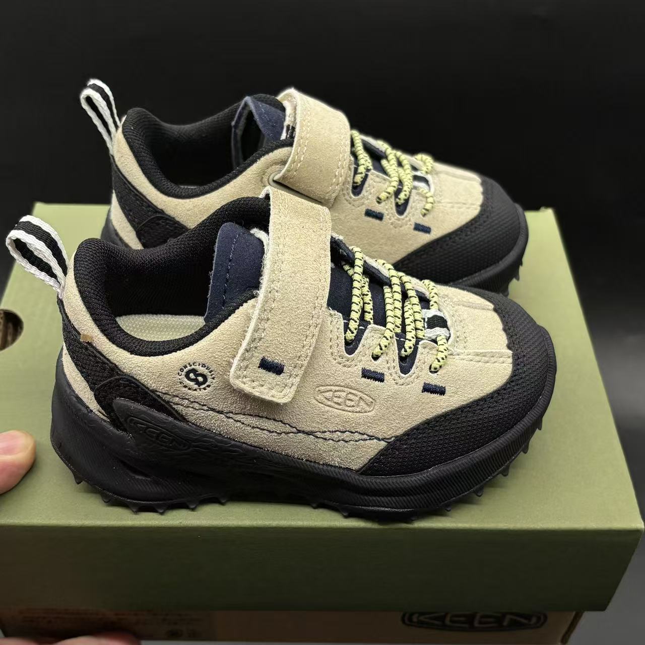 Children's shoes child